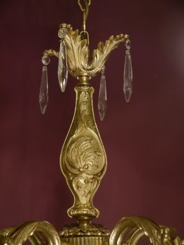 feiner kleiner Goldbronze Kronleuchter mit antiken Barock Verzierungen