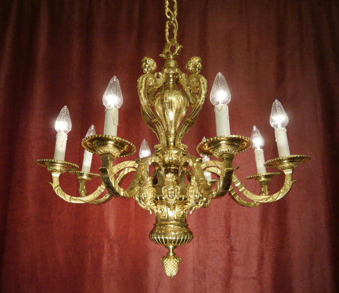 Großer figürlicher Antik-Kronleuchter aus massiv vergoldeter Bronze – Frankreich um 1880–1900