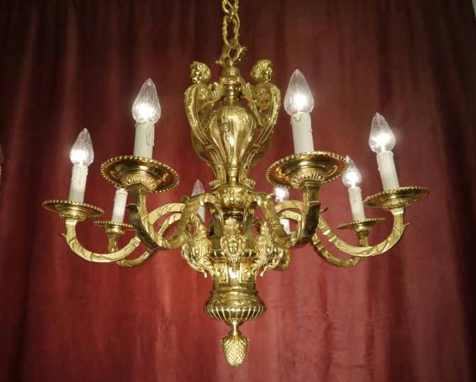 Großer figürlicher Antik-Kronleuchter aus massiv vergoldeter Bronze – Frankreich um 1880–1900