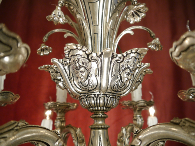 Imposanter 12-flammiger Kronleuchter, zweistöckig, massiv Messing mit Nickeloberfläche – Rokoko- & Barockinspiriert