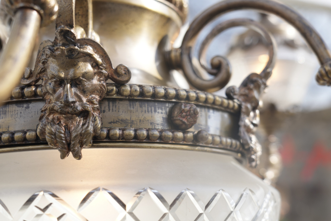 Großer antiker Bronze-Kronleuchter mit geschliffenem Glas – Frankreich um 1930