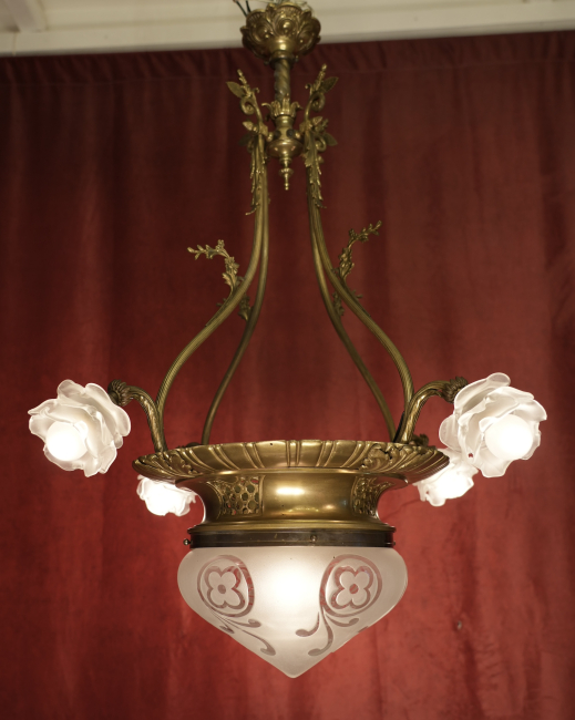 Preview: Antiker französischer Jugendstil-Bronzeleuchter mit Rosengläsern und großer geschliffener Zentralschale um 1900