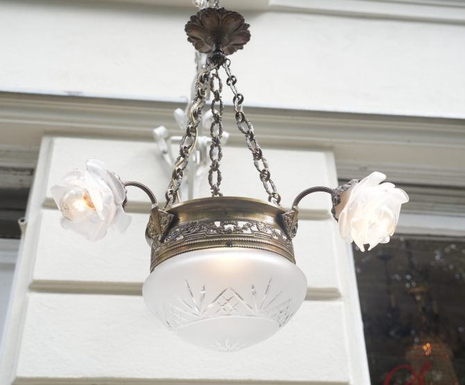 Preview: Antiker Jugendstil Kronleuchter Bronze mit satiniertem Schliffglas & Glasrosen, um 1900–1920