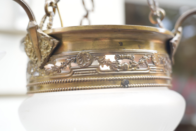 Antiker Jugendstil Kronleuchter Bronze mit satiniertem Schliffglas & Glasrosen, um 1900–1920