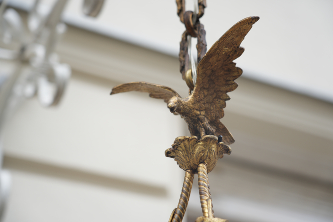 Preview: Antiker französischer Messing-Kronleuchter mit Adler, Porzellanrosen und Glasblüten – ca. 1890–1910
