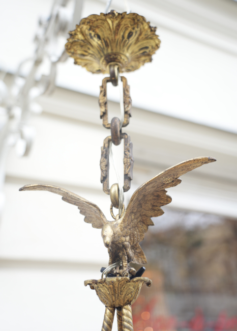Antiker französischer Messing-Kronleuchter mit Adler, Porzellanrosen und Glasblüten – ca. 1890–1910