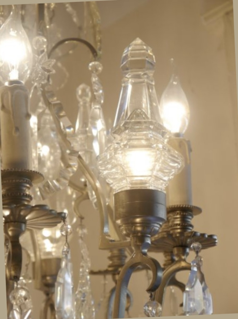 Schloss-Kronleuchter (Nickel-Patina) mit Kristallbehang & Glasvasen – 18 flammig, ca. 1910–1920