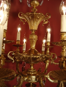 erlesener alter Kronleuchter seltene Form und Ornamente Messing Kristall