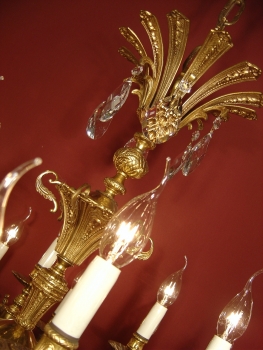 erlesener alter Kronleuchter seltene Form und Ornamente Messing Kristall