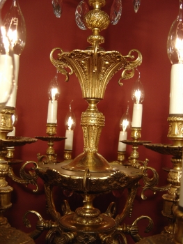 erlesener alter Kronleuchter seltene Form und Ornamente Messing Kristall