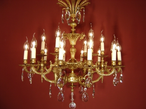 erlesener alter Kronleuchter seltene Form und Ornamente Messing Kristall