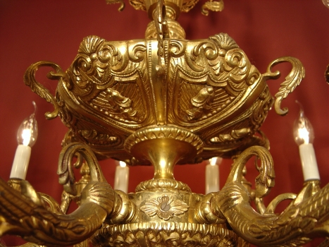 erlesener alter Kronleuchter seltene Form und Ornamente Messing Kristall