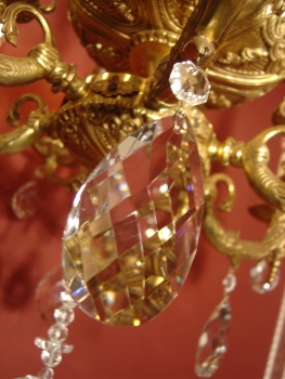 erlesener alter Kronleuchter seltene Form und Ornamente Messing Kristall