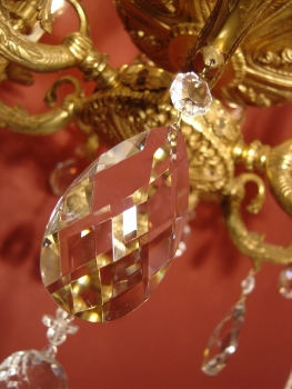 erlesener alter Kronleuchter seltene Form und Ornamente Messing Kristall