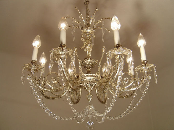 Puttenfigur als tragende Säule Silber/Nickel Kristall Kronleuchter 8 flammig