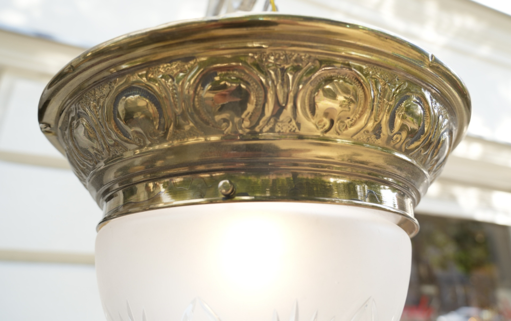Antike französische Deckenleuchte aus Messing mit satiniertem Schliffglas