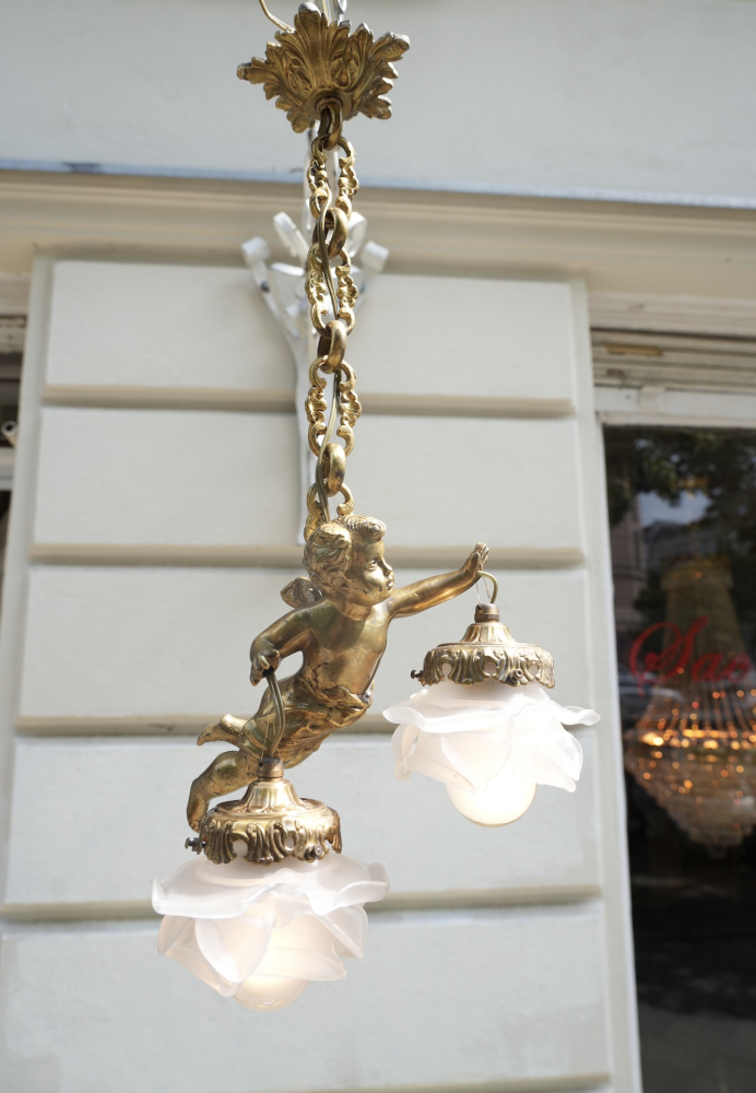 Antike französische Bronze-Pendelleuchte mit fliegendem Putto und Blütengläsern, um 1900