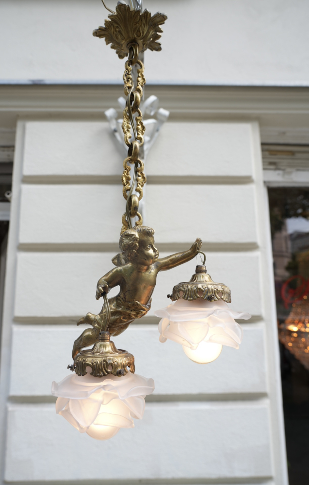Antike französische Bronze-Pendelleuchte mit fliegendem Putto und Blütengläsern, um 1900