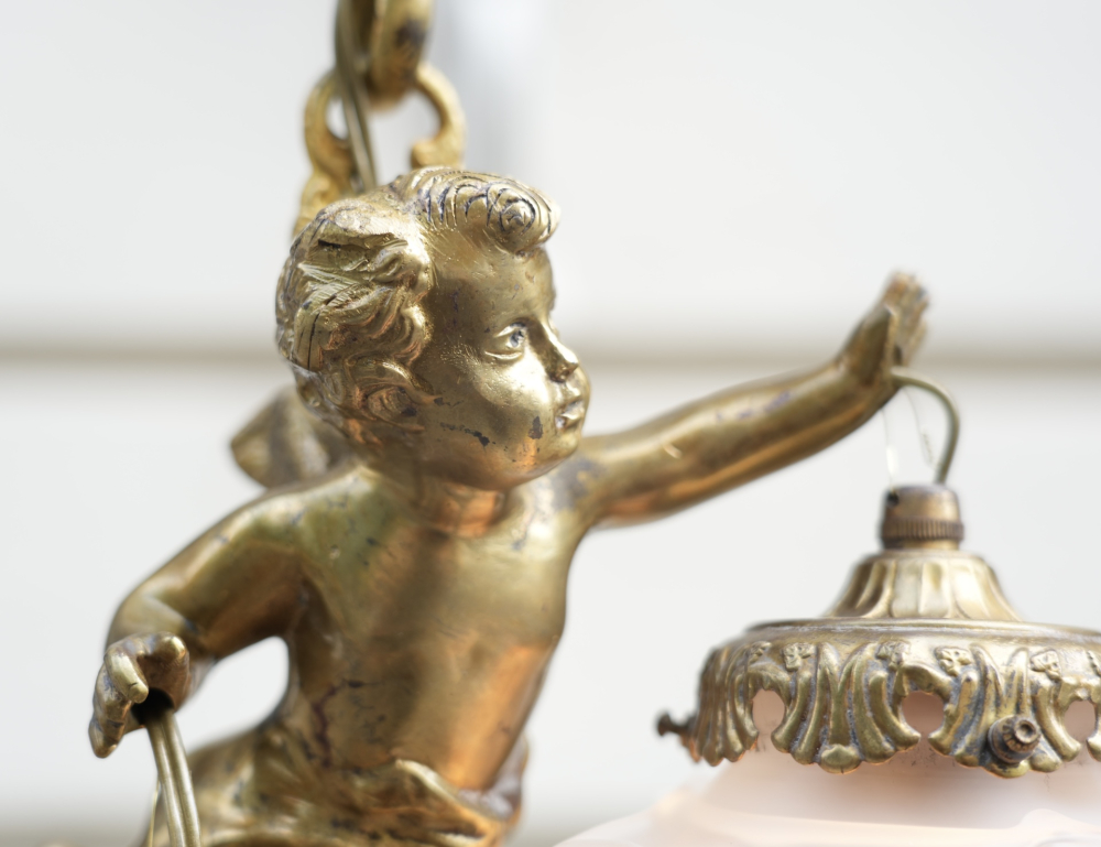 Antike französische Bronze-Pendelleuchte mit fliegendem Putto und Blütengläsern, um 1900