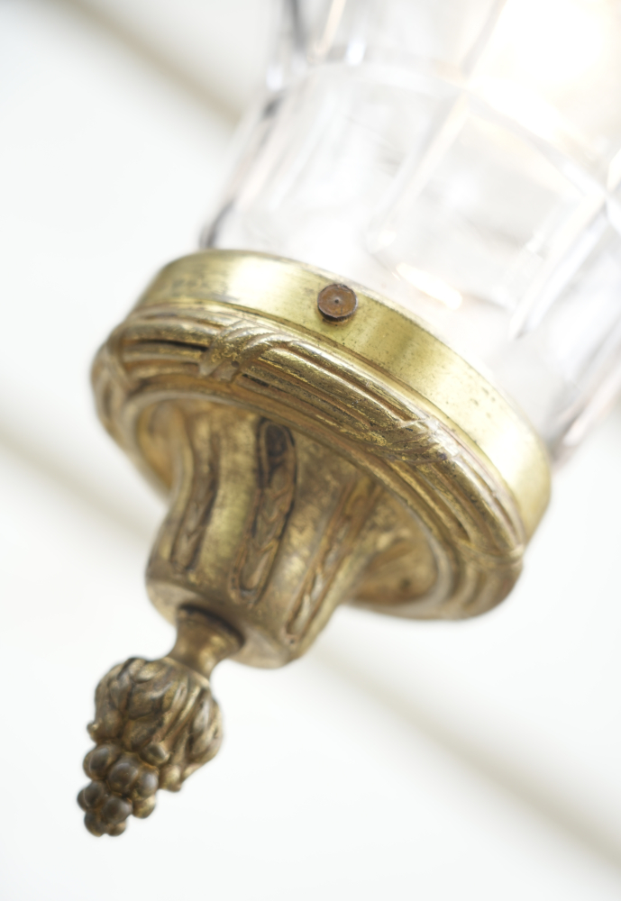 Antike französische Hängelampe aus Bronze & geschliffenem Glas – Louis XVI Stil