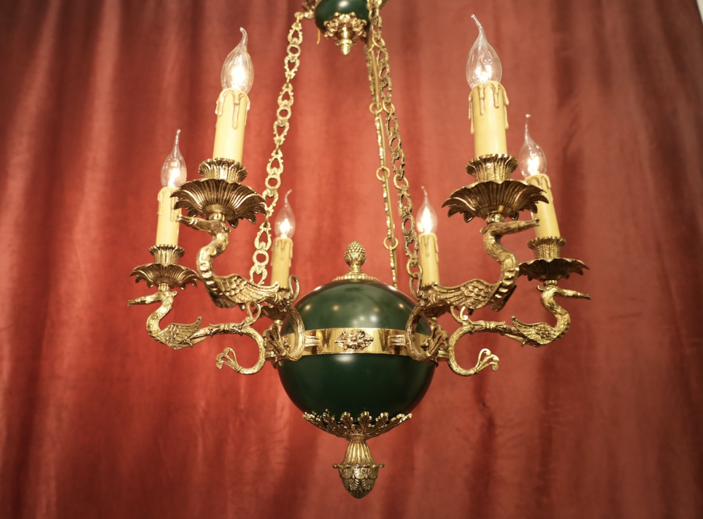 hoher Empire Kronleuchter figürlich dunkler Grünlack Messing