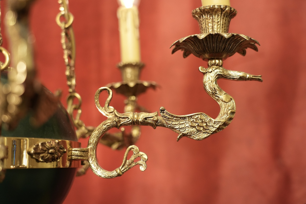 hoher Empire Kronleuchter figürlich dunkler Grünlack Messing