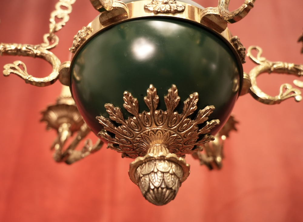 hoher Empire Kronleuchter figürlich dunkler Grünlack Messing