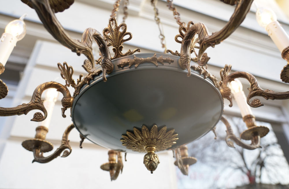 hoher Empire Kronleuchter an Ketten Grünlack Messing schön verziert