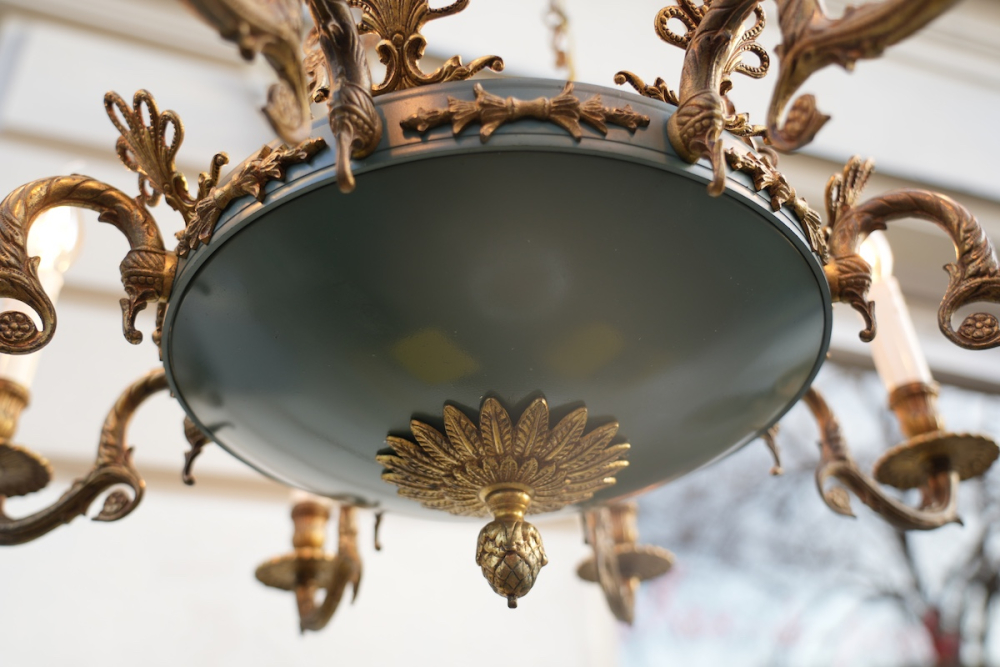 hoher Empire Kronleuchter an Ketten Grünlack Messing schön verziert