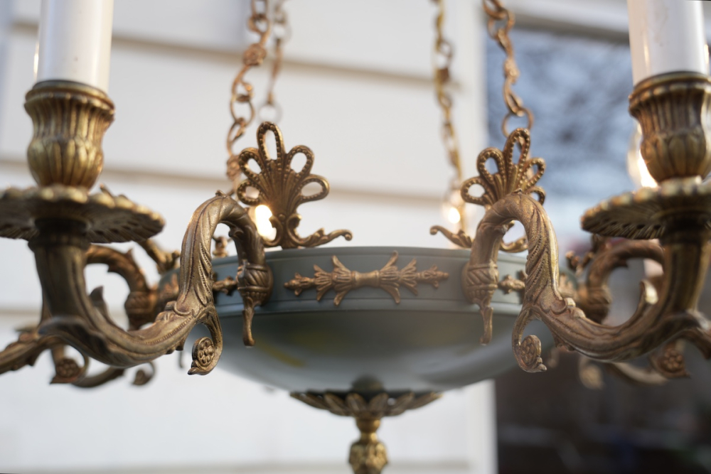 hoher Empire Kronleuchter an Ketten Grünlack Messing schön verziert