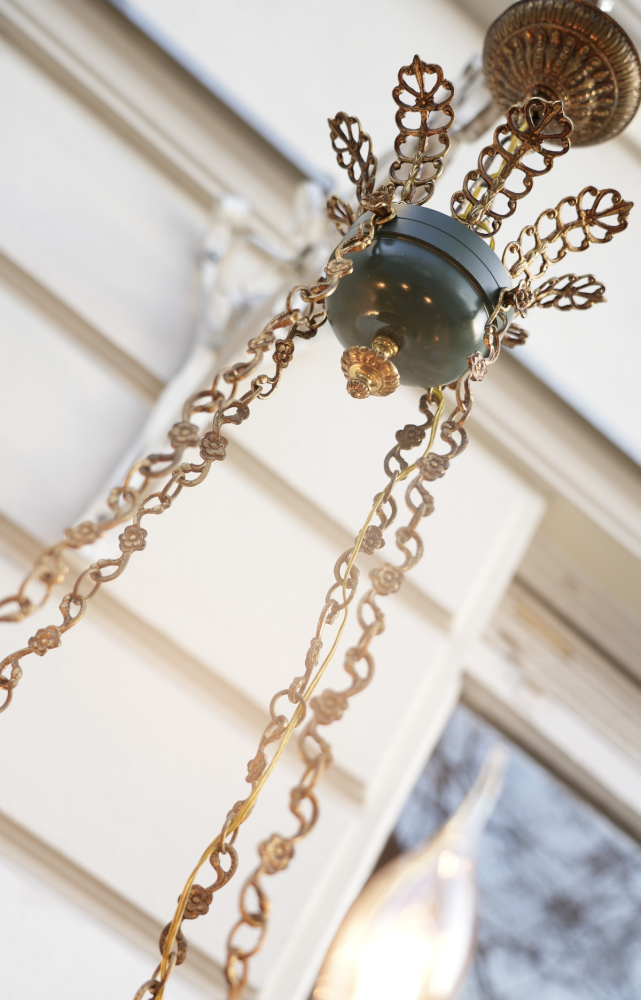 hoher Empire Kronleuchter an Ketten Grünlack Messing schön verziert