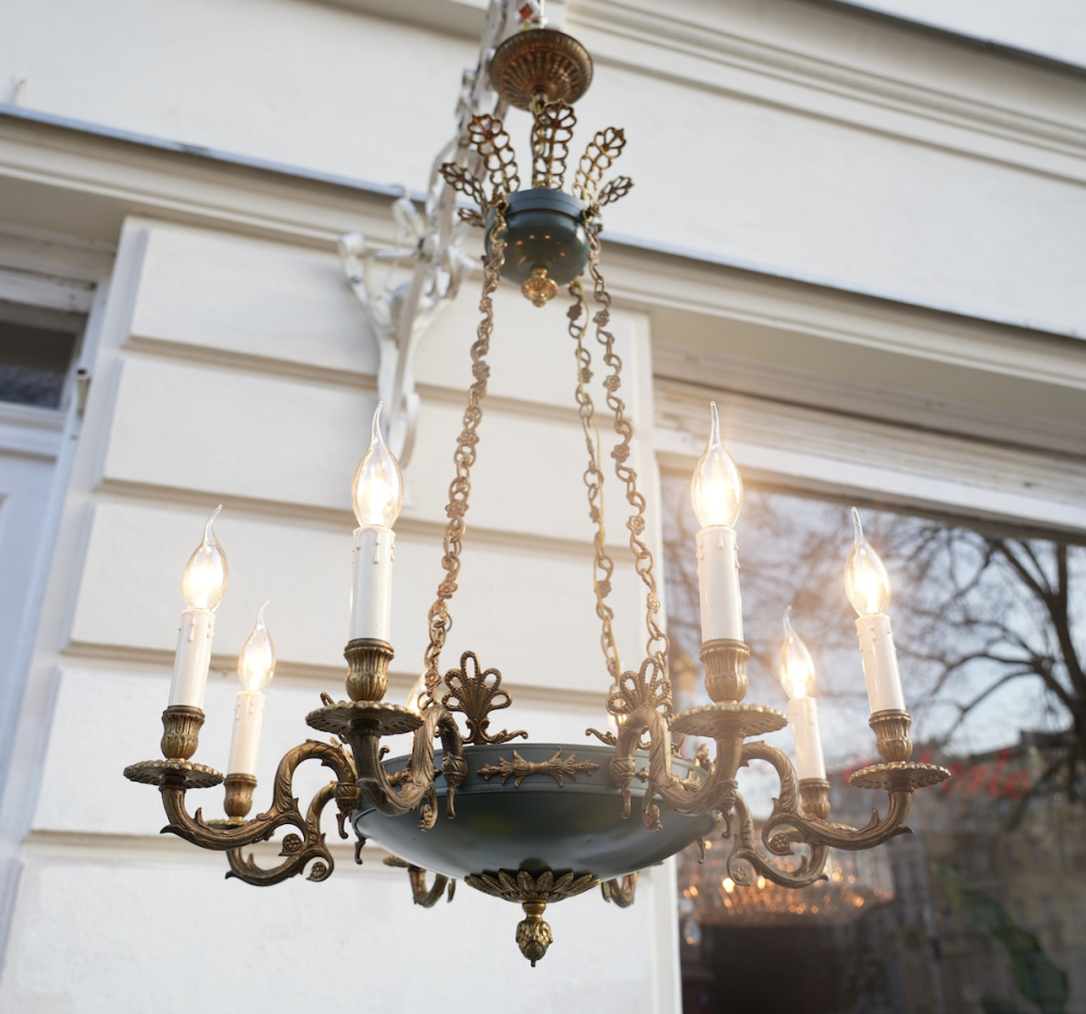 hoher Empire Kronleuchter an Ketten Grünlack Messing schön verziert