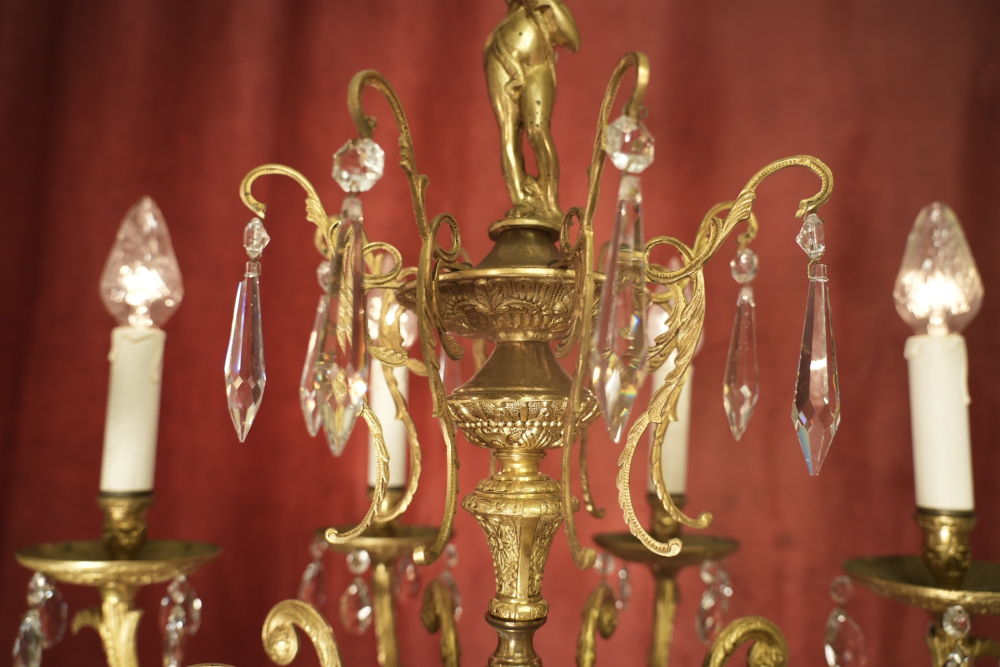 seltener alter Puttenfigur Kronleuchter Messing große Vollglaskugel Kristallbehang