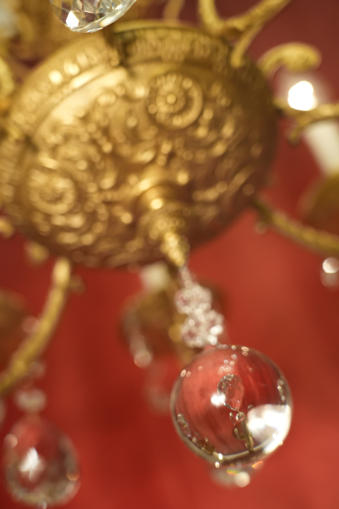 seltener alter Puttenfigur Kronleuchter Messing große Vollglaskugel Kristallbehang