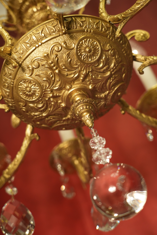 seltener alter Puttenfigur Kronleuchter Messing große Vollglaskugel Kristallbehang