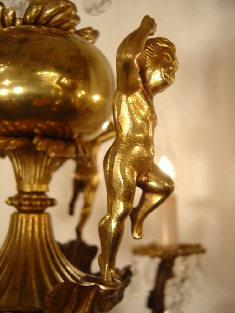 alter kleiner Putten Kronleuchter Messing Kristallbehang