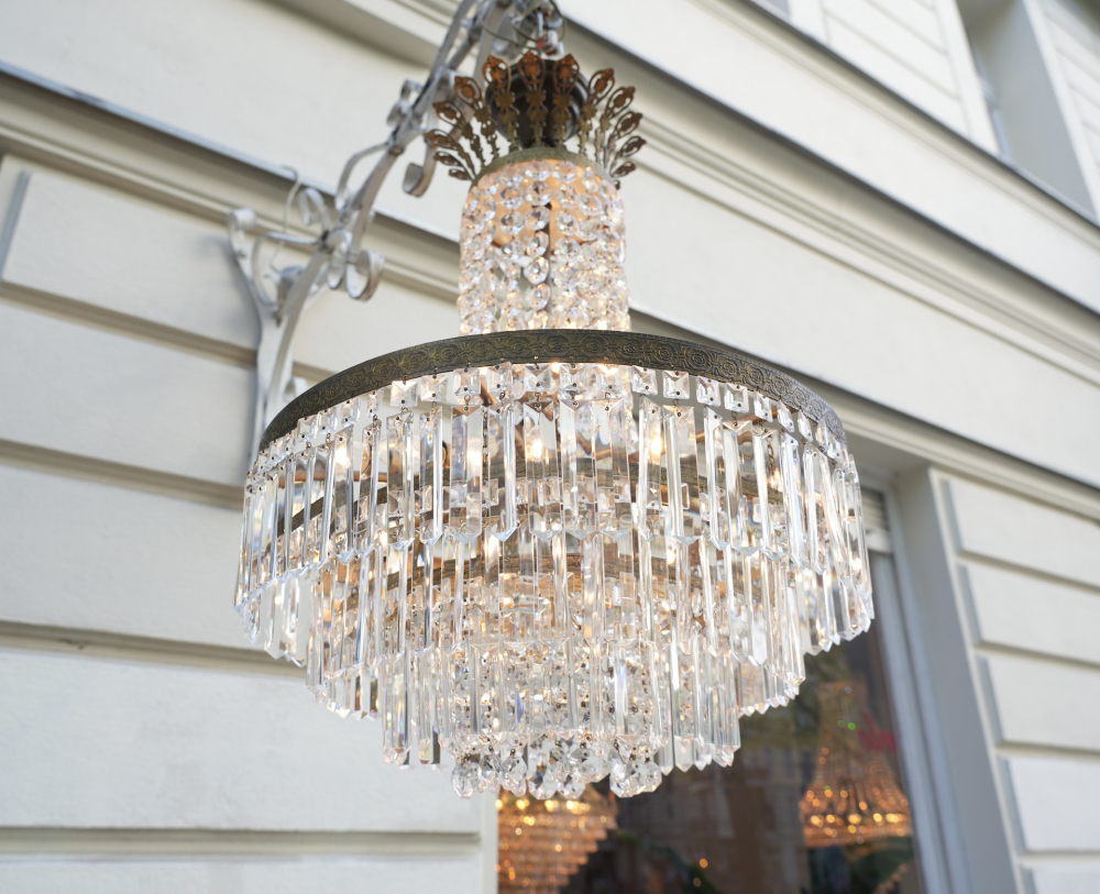 schöner mittelgroßer Stufen-Kristall-Lüster Messing