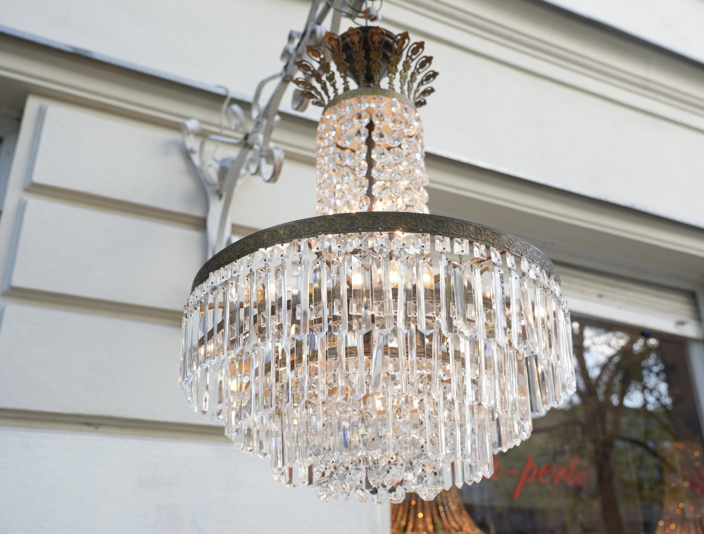 schöner mittelgroßer Stufen-Kristall-Lüster Messing