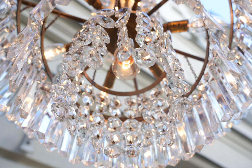 schöner mittelgroßer Stufen-Kristall-Lüster Messing