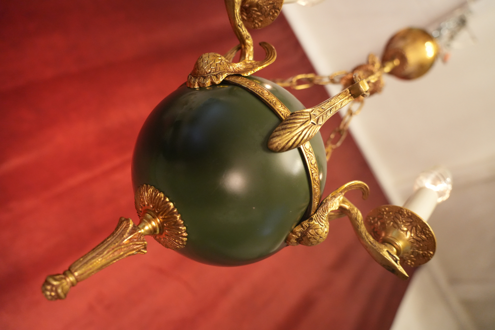 Beautiful 3-light Empire chandelier in green lacquer with figurative design