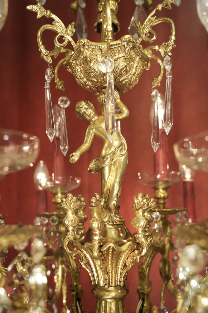 Prächtiger spanischer Kristall-Kronleuchter mit Putte, Goldbronze und 120 Kristallen – 12-flammig, 1960er Jahre