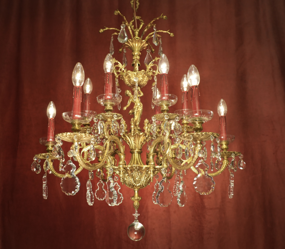 Prächtiger spanischer Kristall-Kronleuchter mit Putte, Goldbronze und 120 Kristallen – 12-flammig, 1960er Jahre