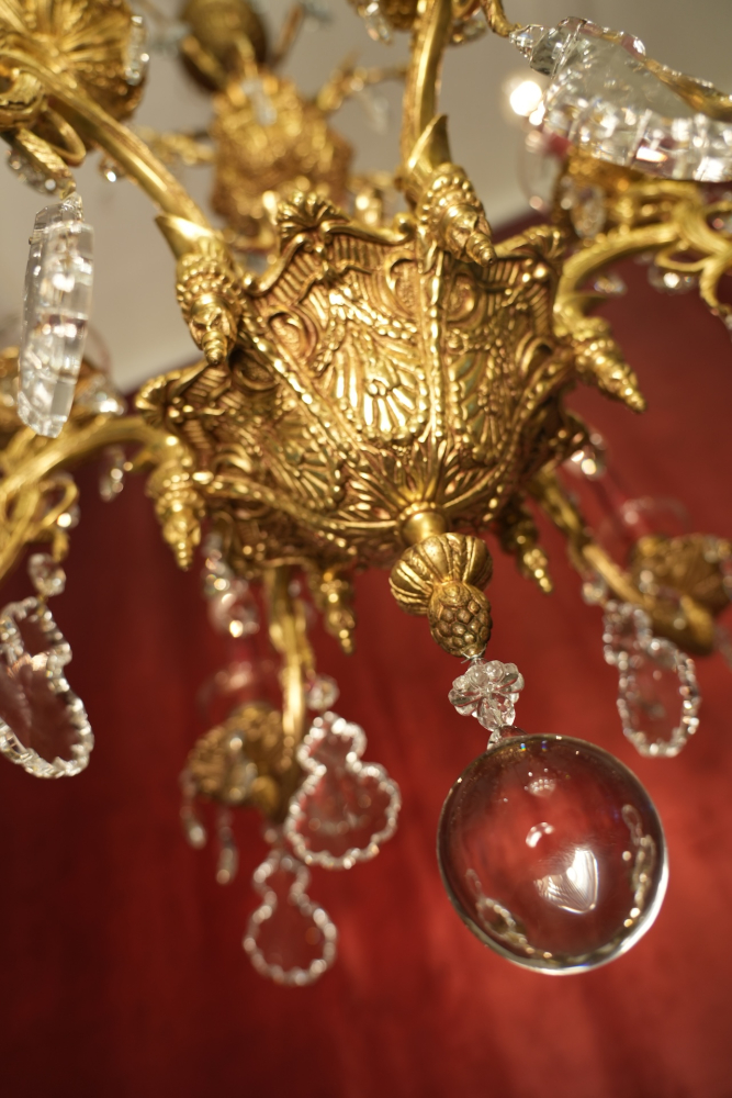 Prächtiger spanischer Kristall-Kronleuchter mit Putte, Goldbronze und 120 Kristallen – 12-flammig, 1960er Jahre