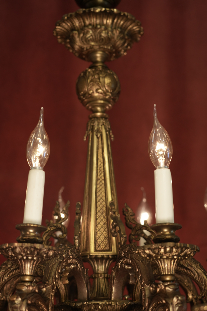 Monumentaler spanischer Bronze-Kronleuchter, 16-flammig – 40 kg Meisterstück mit konischer Säule
