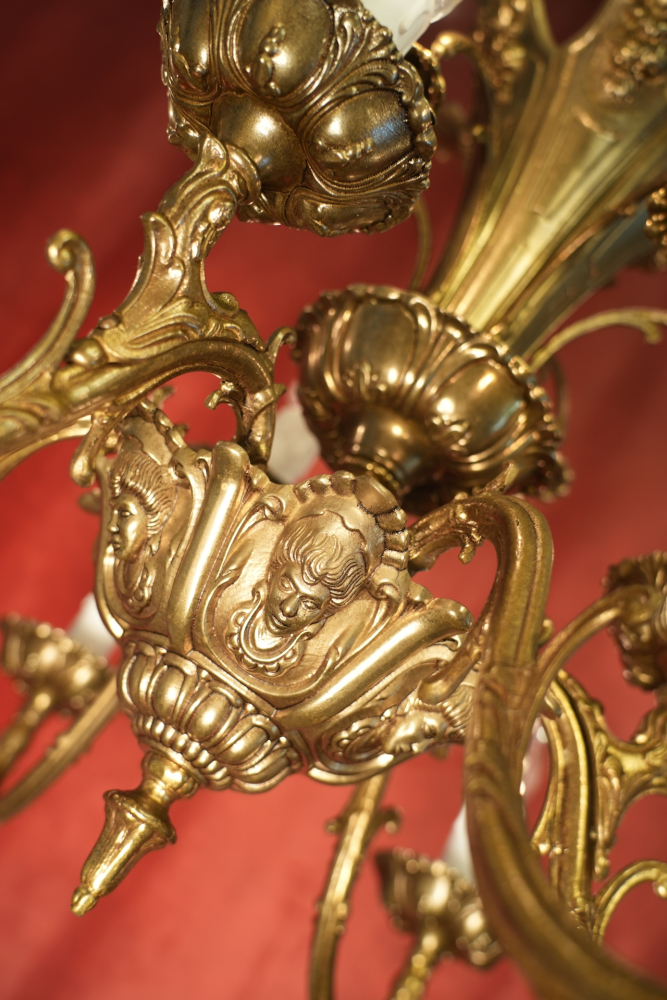 Spanischer Messing-Kronleuchter mit Maskaronen – 9-flammig – Louis-XV-Stil