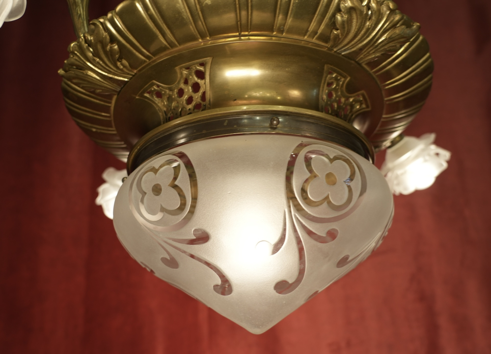 Antiker französischer Jugendstil-Bronzeleuchter mit Rosengläsern und großer geschliffener Zentralschale um 1900