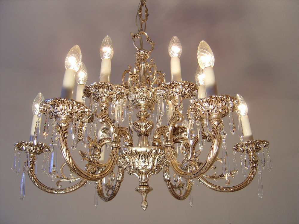 schöner moderner alter Kronleuchter silber Nickel Kristallbehang