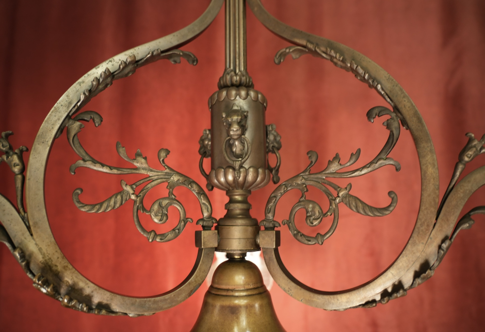 Großer französischer Jugendstil-Kronleuchter aus Bronze mit Löwenköpfen um 1920