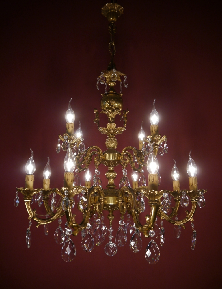 massiver hoher Putten Kronleuchter üppig Kristallbehang