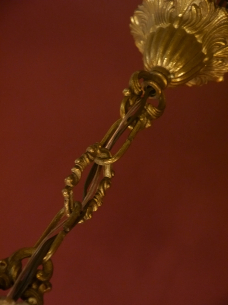 massiver hoher Putten Kronleuchter üppig Kristallbehang